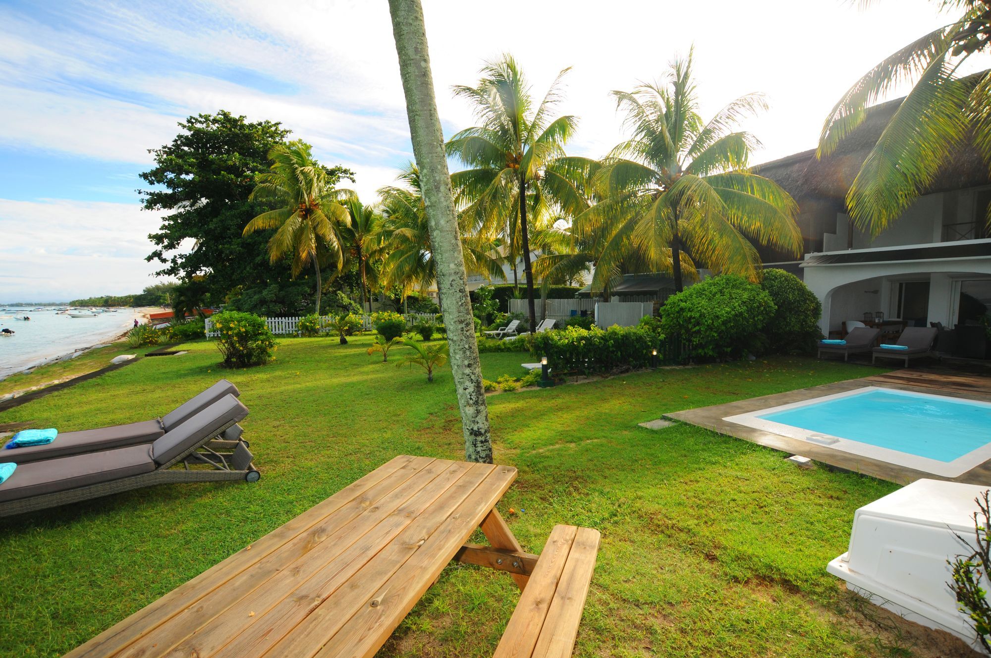 Caro'S Beachfront Trou aux Biches Exterior photo